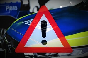 Grafik przedstawiająca przód radiowozu z naniesionym znakiem w kształcie trójkąta z wykrzyknikiem