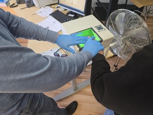 Pobieranie odcisków palców od podejrzanego