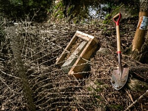 Uszkodzone ogrodzenie posesji w wyniku najechania na nie przez kierującego ciągnikiem