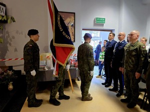 Wyprowadzenie sztandaru z sali