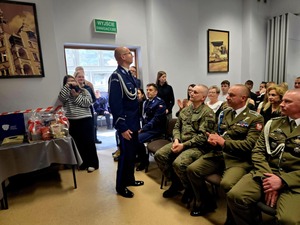 I Zastępca Komendanta Miejskiego wita się z uczestnikami akademii