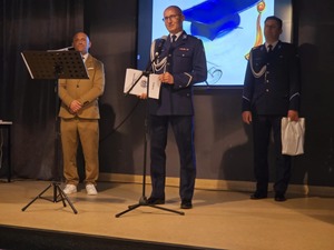 Na scenie przemawia I Zastępca Komendanta Miejskiego Policji w Gliwicach