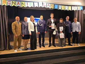 Zdjęcie grupowe funkcjonariuszy, nauczycieli i wyróżnionych uczniów