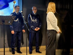 Na scenie I Zastępca Komendanta Miejskiego Policji w Gliwicach wraz z Naczelnikiem Prewencji i Wicedyrektor sdzkoły