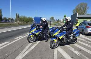 Na zdjęciu policjanci na motocyklach stojący na drodze