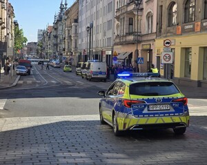 Na zdjęciu radiowozy Policji Gliwickiej stojące na ul. Zwycięstwa