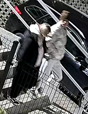 Na zdjęciach dwóch mężczyzn w kurtkach idących w dół po schodach. Jeden z nich jest w czapce.