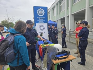 Stoisko Policji gliwickiej podczas Dnia Bezpieczeństwa Politechniki Śląskiej