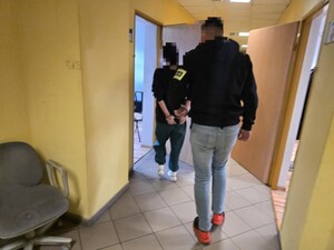 Policjant nieumundurowany prowadzi zatrzymaną