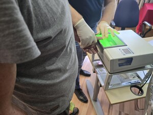 Zatrzymany sprawca uszkodzenia ciała podczas daktyloskopii.