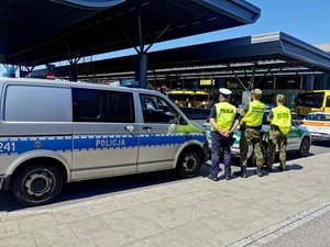 Na zdjęciu funkcjonariusze Policji Sraży Granicznej oraz Inspekcji Transportu Drogowego stojący przy Centrum Przesiadkowym w Gliwicach