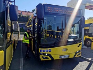 Policjant stoi przy autobusie podczas kontroli drogowej