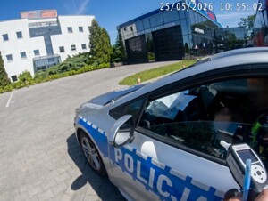 radiowóz Policji stoi na dużym placu