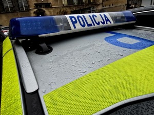 Dach radiowozu policyjnego z sygnalizacją świetlną