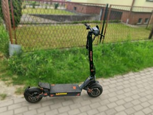 Na chodniku stoi hulajnoga elektryczna