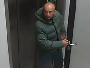 Mężczyzna w kurtce zimowej otwierający drzwi