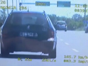 Na zdjęciu samochód Skoda zarejestrowany przez policyjny wideorejestrator, który naruszył liczne przepisy ruchu drogowego
