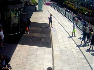 Na zdjęciu grupa młodych przed centrum handlowym