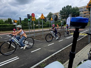 Miasteczko ruchu drogowego po którym poruszają się rowerzyści.