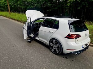 Pojazd osobowy stojący przy krawędzi jezdni, który został zatrzymany do kontroli