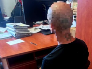 Na krześle w pokoju siedzi zatrzymany mężczyzna.