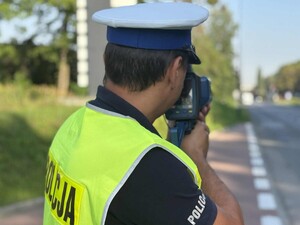 Na zdjęciu policjant podczas kontroli prędkości