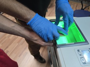Pobieranie odcisków palców od zatrzymanego