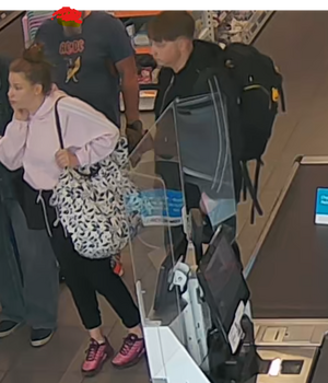 Na zdjęciu widoczny wizerunek osób mogących mieć związek z kradzieżą artykułów drogeryjnych.
