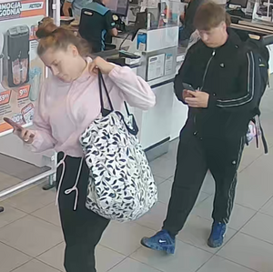 Na zdjęciu widoczny wizerunek osób mogących mieć związek z kradzieżą artykułów drogeryjnych.