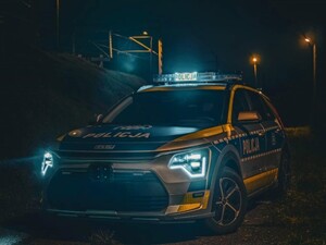 Radiowóz stojący nocą na światłach
