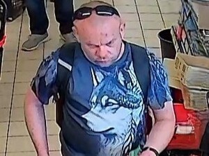 Na zdjęciu mężczyzna w średnim wieku z okularami na głowie. W koszulce niebieskiej i z plecakiem na plecach.