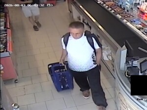 Mężczyzna w średnim wieku robi zakupy w sklepie samoobsługowym