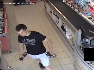 Mężczyzna w średnim wieku robi zakupy w sklepie samoobsługowym