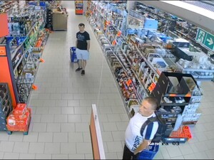 Dwóch mężczyzn w średnim wieku robi zakupy w sklepie samoobsługowym