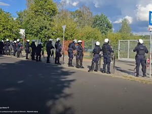 Policjanci zabezpieczają mecz