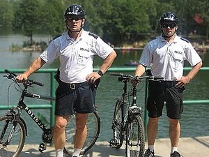 Zdjęcie poglądowe. Funkcjonariusze na rowerach patrolują teren nad jeziorem Pławniowickim