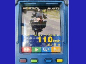 Zdjęciu z Trucam, czyli urządzenia do pomiaru prędkości gdzie widoczny jest motocyklista pędzący 110 kilometrów na godzinę.
