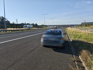 Na zdjęciach ukryte wideo rejestratory oraz policjanci kontrolujący kierujących przy autostradzie.