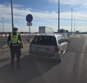 Na zdjęciach ukryte wideo rejestratory oraz policjanci kontrolujący kierujących przy autostradzie.
