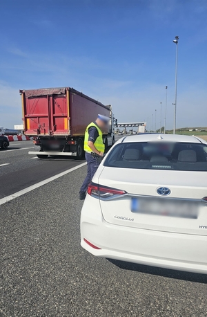Na zdjęciach ukryte wideo rejestratory oraz policjanci kontrolujący kierujących przy autostradzie.