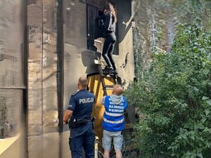 Wolontariusze OTOZ Animals wraz z policjantem podczas interwencji