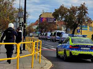 Policjanci zabezpieczają przemieszczanie kibiców na stadion