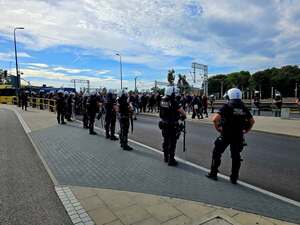 Zabezpieczenie przemieszczania kibiców przez policjantów