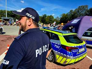 Policjant z radiowozem na dniach otwartych PKM