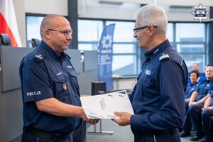 Na zdjęciu Komendant Wojewódzki Policji w Katowicach składa gratulacje policjantowi za zajecie II miejsca.