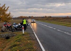 Kontrola motocyklisty przez patrol ruchu drogowego
